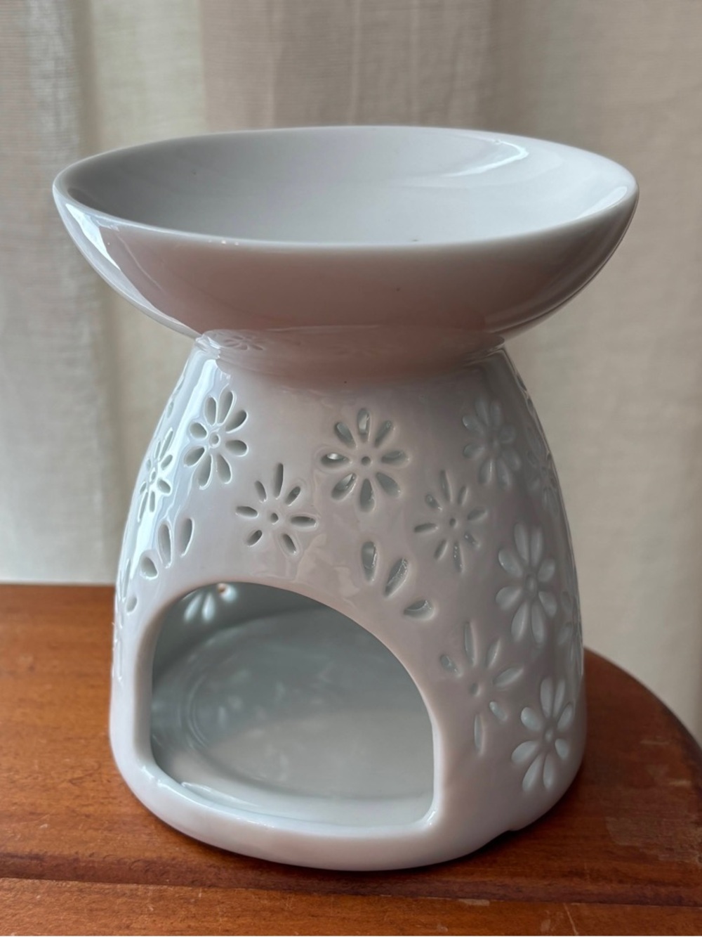 White Ceramic Tea Light Wax Melt / Oil Aroma Burner